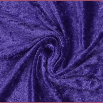 Hermostunut veluuri tummanviolettia