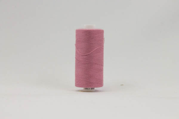Sytråd Støvet lyng 1000 m – stærk polyester sytråd i dæmpet pink-lyng farve