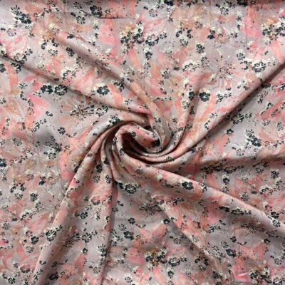 Viscose satin med lysrøde blomster, 135 g/m² og 145-150 cm bred