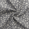 Yksityiskohta gobeliinin jacquard-kudonnasta kukkakuosilla