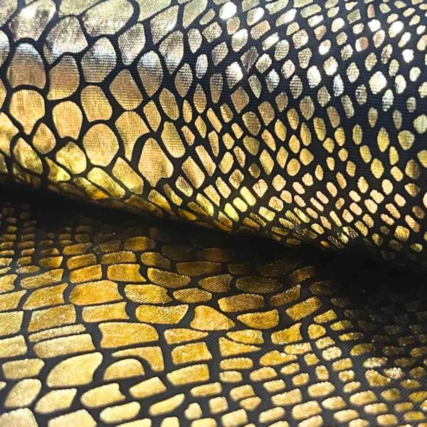 Folie stof med slangeskinds-look i guld 95% polyester 5% elastan