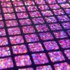Detalje af firkantet folieprint på lyserød leggins folie