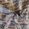 Lähikuva patchwork-puuvillapopliinista, jossa lankakeriä ja kukkia
