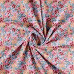 Patchwork stof med små røde nuancer blomster