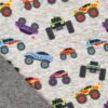 Detalje af monster truck print på joggingstof, 150 cm bred