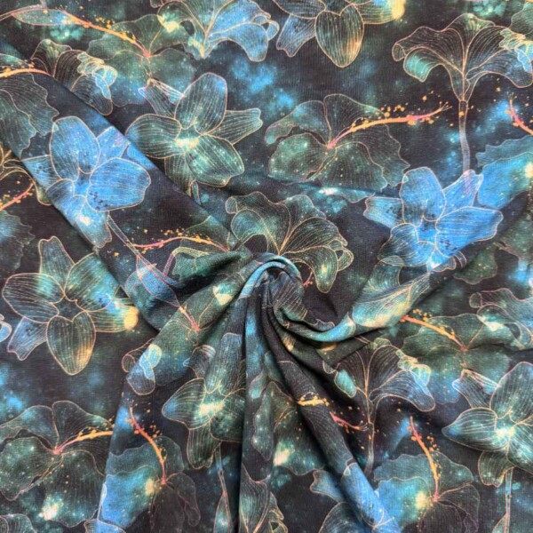 Detalje af blå blomsterprint på single jersey strikket metervare