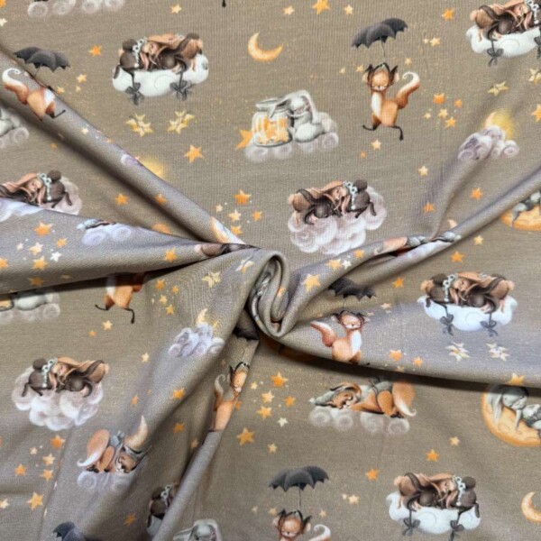 Detalje af digitalprint jersey med søde dyr på taupe bund