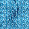 Yksityiskohta sinisestä kukkaprintistä single jersey -puuvilla/lycra-neuloksessa