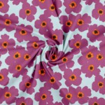 Nærbillede af retro blomster print på jersey i blomme
