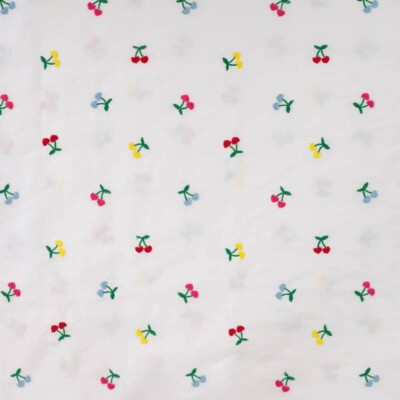 Poplin - Broderet kirsebær på hvid baggrund