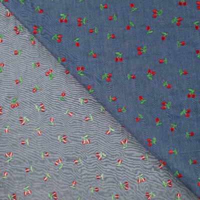 Chambray metervare med kirsebærbroderi i vævet bomuld