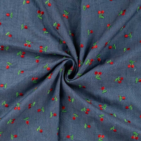 Nærbillede af broderede kirsebær på chambray