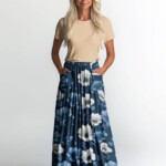 Digitalprint jersey stof med elegante jeansfarvede blomster på lys bund