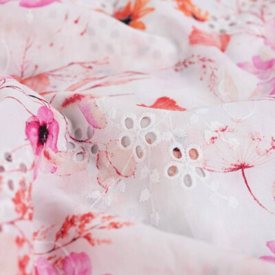 Mønstret bomuldslærred 100 g/m² med broderi, forårsblomster fuchsia