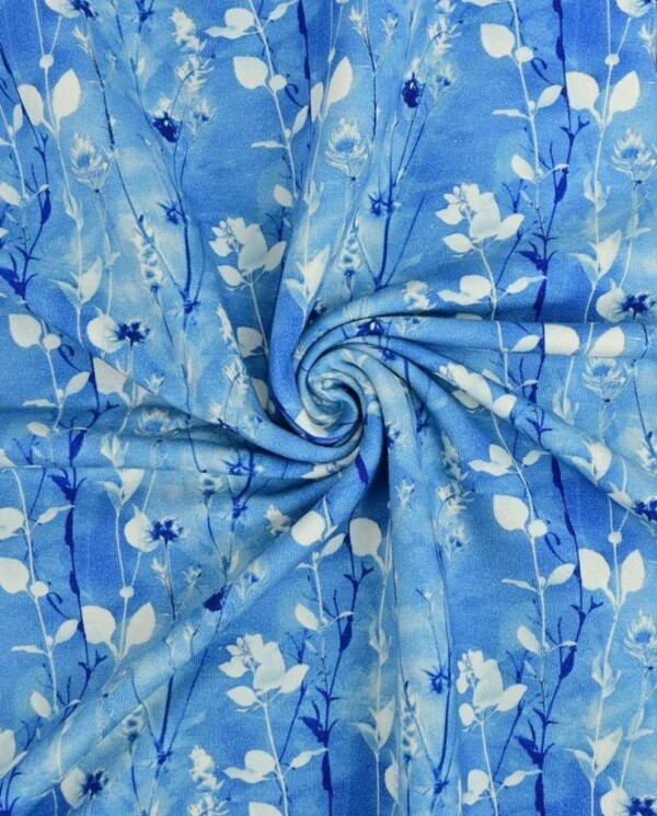 Nærbillede af blå blomsterprint på french terry med løkker på vrangen