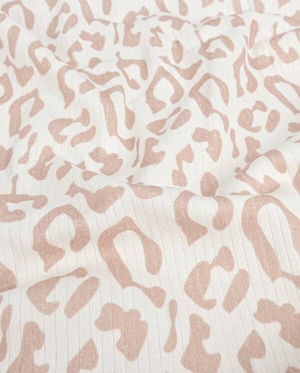 Dyremønster print på ribstrikket jersey i rosa – 150 cm bred