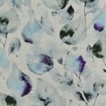Viscose og hør stof med bladprint i blå og lilla, vævet kvalitet 180 g/m²