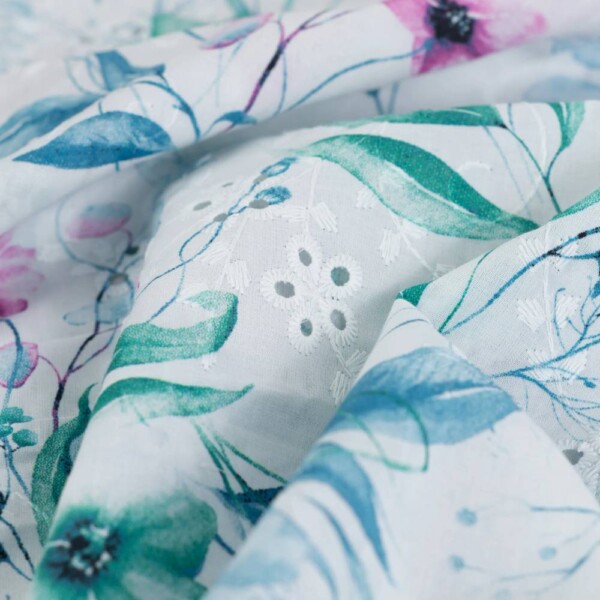 Detalje af broderi på bomuldslærred med forårsblomster, petrol