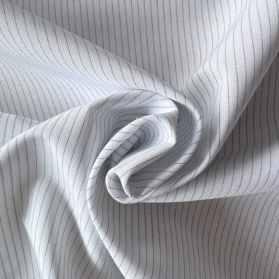 Detalje af poplin metervare med smalle blå striber