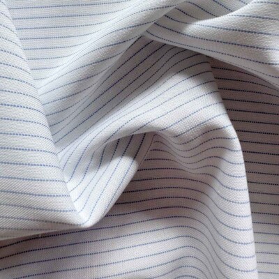 Poplin with narrow blue stripes in 50% polyester and 50% cotton, 120 g/m²
