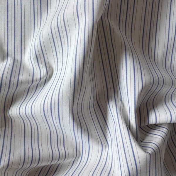 Poplin med blå striber 50% polyester 50% bomuld 120 g/m²