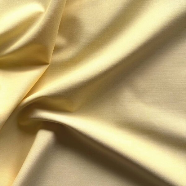 Lysegul poplin i 50% polyester og 50% bomuld, 120 g/m²