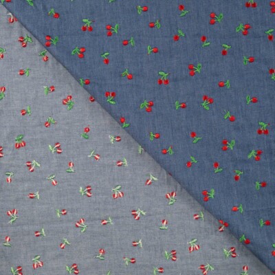 Nærbillede af kirsebærbroderi på chambray denim