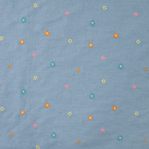 K48118-920_1 Denim broderi blomster støvet blå i 100% bomuld 140 g/m²