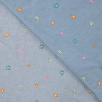 Nærbillede af blomsterbroderi på støvet blå denimlook