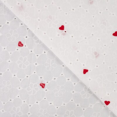 Nærbillede af hjertemotiv i broderi på hvid bomuld