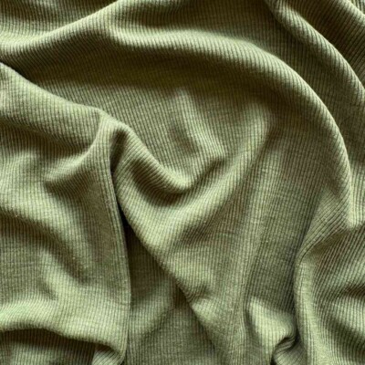 Merinould grøn i 85% merinould og 15% silke, 200 g/m²
