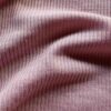 Lähikuva neulotusta merinovilla/silkki-kankaasta vaaleanpunaisena