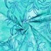 Kudottu brodeerattu anglaise turkoosina tie dye -värityksenä, 130 cm leveä