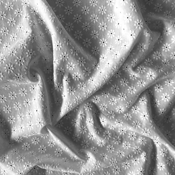 Detalje af broderi anglaise struktur med blomster