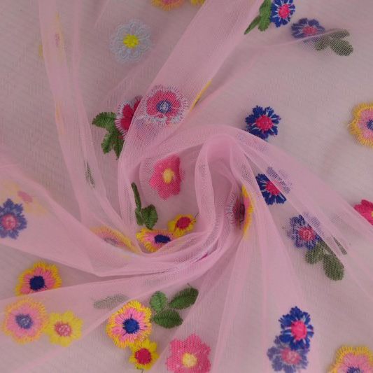 Detalje af blomster broderi på lyserød mesh, 150 cm bred