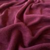 Lähikuva meleerausvaikutelmasta bordeaux merinovilla-silkki rib-jerseyssä