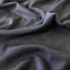 Sininen merinovilla-silkki jersey taitettuna rullalla