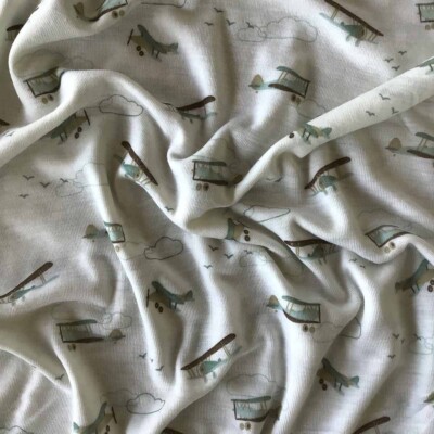 Sileä single jersey -rakenne merinovilla-silkki neuloksessa lentokoneprintillä