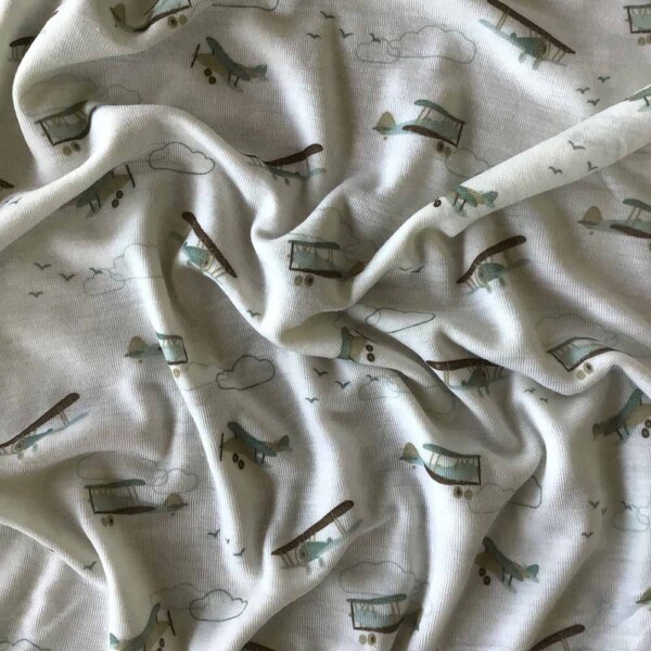 Sileä single jersey -rakenne merinovilla-silkki neuloksessa lentokoneprintillä