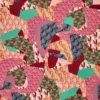 Punainen viskoosi geometrisella patchwork-kuviolla
