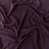 Lähikuva rib-rakenteesta violetissa merinovilla-silkki jerseyssä