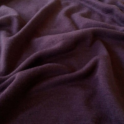 Lila 1x1 rib merinovilla-silkki jerseystä selkeillä uurtteilla