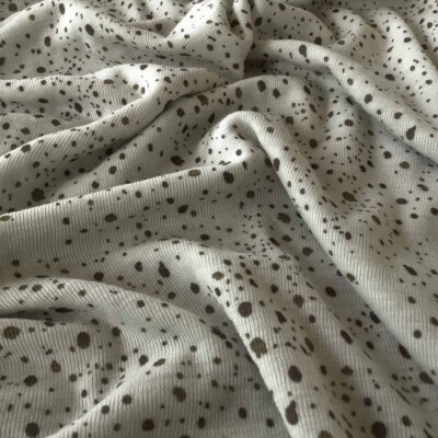 Sileä single jersey -pinta merinovilla-silkki neuloksessa pilkuilla
