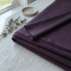 Tekstuurikuva violetista rib-neulotusta merinovilla-silkki jerseystä