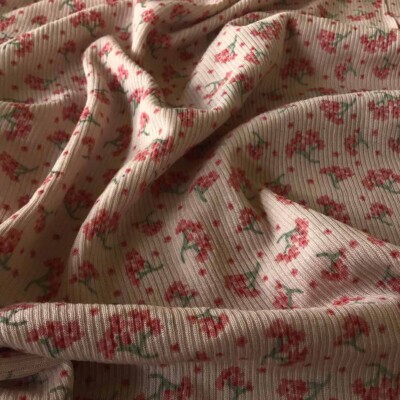 Nærbillede af merinould/silke jersey med blomster på blush bund