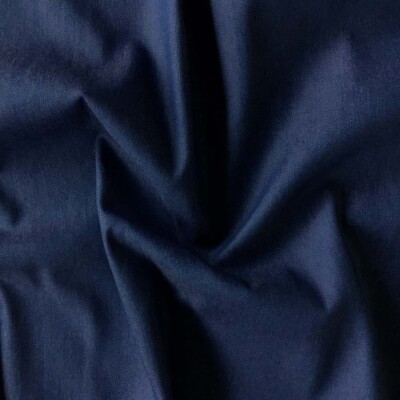 Lähikuva tummat farkut -sävyisen joustavan denimin rakenteesta