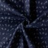 Denim med blomster print close-up af struktur og motiv