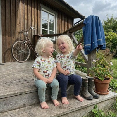 Jersey print med heste og sommerfugle på hvid eng - Billede 3