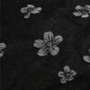 Nærbillede af blomstermotiv i sort denim jacquard 150 cm bred