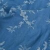 Farkunsininen jacquard-kudottu denim-kangas kukkivilla oksilla